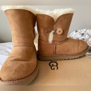 UGG Bailey Button Tan (kids 4 / women’s 6)